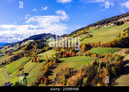 Funes Valley, Trentino, Italien. Herbstlandschaft mit Herbstfarben. Stockfoto