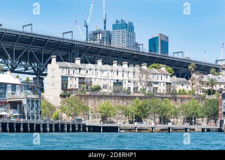 Blick auf den viktorianischen Regency-Stil 1880 Terrassenhäuser bekannt als Milton Terrace in Lower Fort Street Millers Point, The Rocks in Sydney Australien Stockfoto