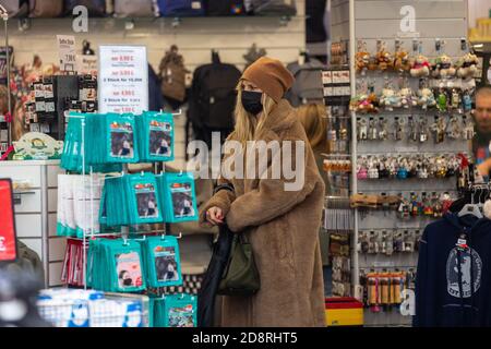 Berlin, Deutschland. Oktober 2020. Heidi Klum schaut sich einen Souvenirladen in der Nähe des Reichstags an. Quelle: dpa/Alamy Live News Stockfoto