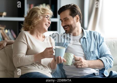 Freudige verschiedene Generationen Bindungsfamilie in lustige Unterhaltung beteiligt. Stockfoto