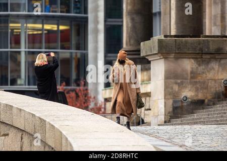 Berlin, Deutschland. Oktober 2020. Erna Klum (l.) und Heidi Klum nach einem Besuch im Reichstag. Quelle: dpa/Alamy Live News Stockfoto