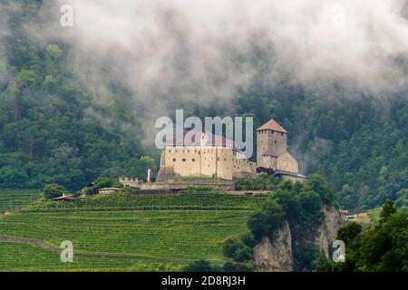 Blick auf Schloss Tirol, Schloss Tirol auf Deutsch, mit einer niedrigen Wolke im Hintergrund, Meran, Südtirol, Italien Stockfoto