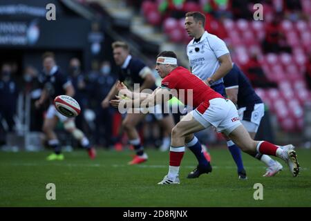 Llanelli, Großbritannien. Oktober 2020. Gareth Davies aus Wales in Aktion. Guinness Six Nations 2020 Championship match, Wales gegen Schottland im Parc Y Scarlets in Llanelli, South Wales am Samstag, 31. Oktober 2020. Dieses Bild darf nur für redaktionelle Zwecke verwendet werden. Redaktionelle Verwendung nur, Bild von Andrew Orchard / Andrew Orchard Sport Fotografie / Alamy Live Nachrichten Kredit: Andrew Orchard Sport Fotografie / Alamy Live Nachrichten Stockfoto