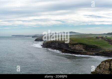 Ein Blick auf die Klippen und den Osten in Kantabrien nordspanien Stockfoto