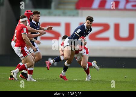 Llanelli, Großbritannien. Oktober 2020. Adam Hastings aus Schottland wird angegangen. Guinness Six Nations 2020 Championship match, Wales gegen Schottland im Parc Y Scarlets in Llanelli, South Wales am Samstag, 31. Oktober 2020. Dieses Bild darf nur für redaktionelle Zwecke verwendet werden. Redaktionelle Verwendung nur, Bild von Andrew Orchard / Andrew Orchard Sport Fotografie / Alamy Live Nachrichten Kredit: Andrew Orchard Sport Fotografie / Alamy Live Nachrichten Stockfoto