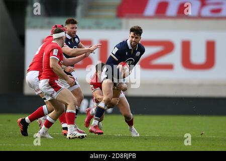 Llanelli, Großbritannien. Oktober 2020. Adam Hastings aus Schottland wird angegangen. Guinness Six Nations 2020 Championship match, Wales gegen Schottland im Parc Y Scarlets in Llanelli, South Wales am Samstag, 31. Oktober 2020. Dieses Bild darf nur für redaktionelle Zwecke verwendet werden. Redaktionelle Verwendung nur, Bild von Andrew Orchard / Andrew Orchard Sport Fotografie / Alamy Live Nachrichten Kredit: Andrew Orchard Sport Fotografie / Alamy Live Nachrichten Stockfoto