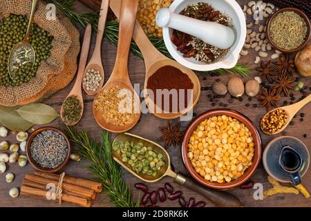 Zutaten zum Kochen - Gewürze, Bohnen und Kräuter Stockfoto