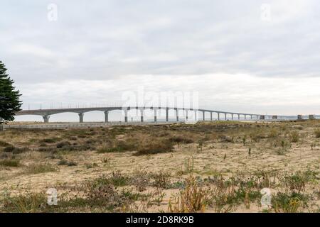 Blick auf die Brücke zwischen La Rochelle und Ile De Re in Westfrankreich Stockfoto