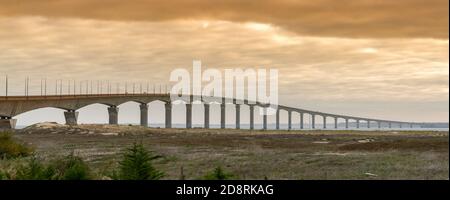 Blick auf die Brücke zwischen La Rochelle und Ile De Re in Westfrankreich bei Sonnenaufgang Stockfoto