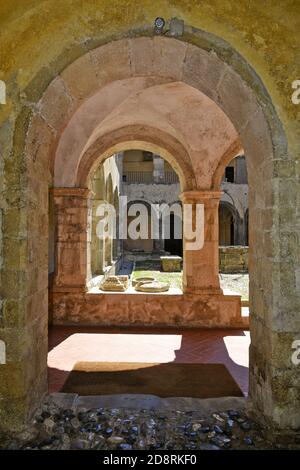 Innenhof des Altomonte Museums, ein ländliches Dorf in den Bergen der Region Kalabrien. Stockfoto