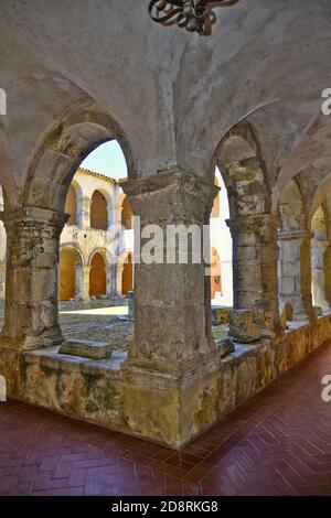 Innenhof des Altomonte Museums, ein ländliches Dorf in den Bergen der Region Kalabrien. Stockfoto