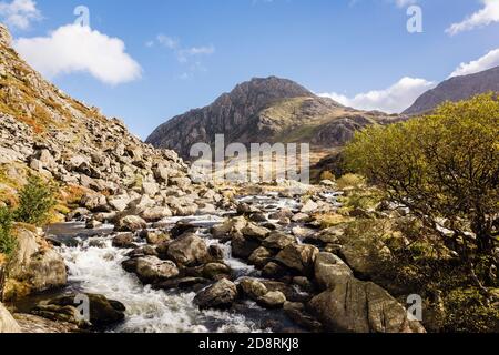 Afon Ogwen Fluss fließt von Llyn Ogwen durch Pont Pen-y-benlog mit Tryfan Berg dahinter im Snowdonia Nationalpark. Ogwen Gwynedd North Wales Großbritannien Stockfoto