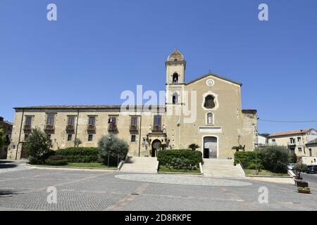 Ein Platz unter den alten Häusern von Altomonte, einem ländlichen Dorf in der Region Kalabrien. Stockfoto