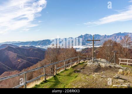 Luftaufnahme der Garfagnana in Morgennebel von San Pellegrino in Alpe, an der Grenze zwischen der Toskana und Emilia Romagna, Italien Stockfoto