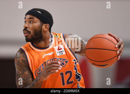 Zhuji, Chinas Provinz Zhejiang. November 2020. Marcus Denmon von Shanghai Sharks kontrolliert den Ball während des 7. Runde Spiels zwischen Shenzhen Aviators und Shanghai Sharks in der Saison 2020-2021 der Chinese Basketball Association (CBA) Liga in Zhuji, Ostchina Zhejiang Provinz, 1. November 2020. Quelle: Sadat/Xinhua/Alamy Live News Stockfoto