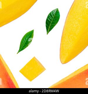 Mango-Muster. Mango-Fruchtscheiben isoliert auf weißem Hintergrund Nahaufnahme. Draufsicht. Flach liegend Stockfoto
