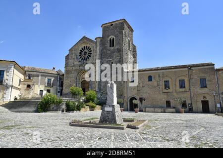 Ein Platz unter den alten Häusern von Altomonte, einem ländlichen Dorf in der Region Kalabrien. Stockfoto