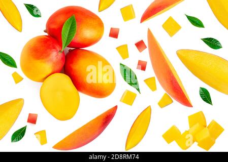Mango isoliert auf dem weißen Hintergrund. Kreatives Layout aus Mango-Fruchtscheiben. Muster. Draufsicht. Flach liegend Stockfoto