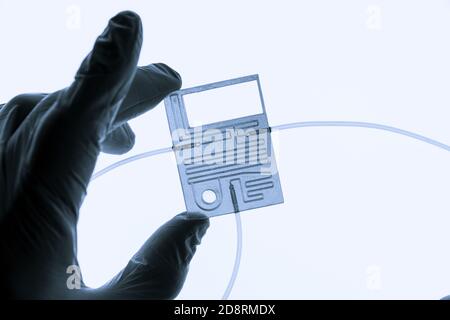 Organ auf Chip OOC und Labor auf Chip LOC - microfluidic Gerät Chip, der biologische Organe und Laborgerät simuliert. Prototyp des Design Lab-on-a Stockfoto