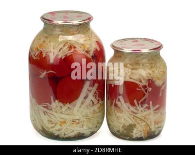 Tomaten und Kohl in Dosen und eingelegt in Glas. Hausgemachtes eingelegtes Gemüse. Stockfoto