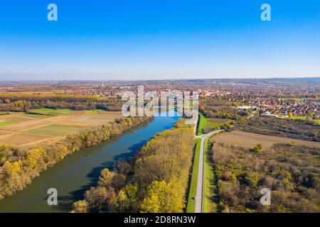 Schöne Landschaft in Kroatien im Herbst, Kupa Fluss und Petrinja Stadt im Hintergrund, Luft von Drohne Stockfoto