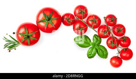 Kreatives Layout aus Tomaten, Kräutern und Gewürzen. Rote Tomaten und Basilikumblätter isoliert auf weißem Hintergrund. Flach liegend. Draufsicht Stockfoto