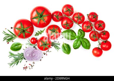 Kreatives Layout aus Tomaten, Kräutern und Gewürzen. Rote Tomaten, Zwiebel, Pfeffer und Basilikumblätter isoliert auf weißem Hintergrund. Flach liegend. Draufsicht Stockfoto