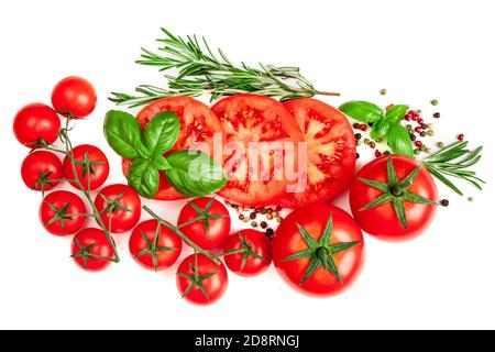 Kreatives Layout aus Tomaten, Kräutern und Gewürzen. Rote Tomaten und Basilikumblätter isoliert auf weißem Hintergrund. Flach liegend. Draufsicht Stockfoto