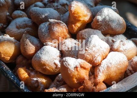 rumänische Mini-Donuts auf einem Teller Stockfoto