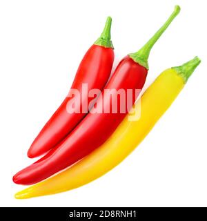 Chilischote isoliert auf weißem Hintergrund. Sammlung rote und gelbe Chili-Paprika aus nächster Nähe. Konzept für frische Zutaten Stockfoto