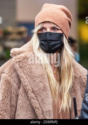 Berlin, Deutschland. Oktober 2020. Heidi Klum schaut sich einen Souvenirladen in der Nähe des Reichstags an. Quelle: dpa/Alamy Live News Stockfoto