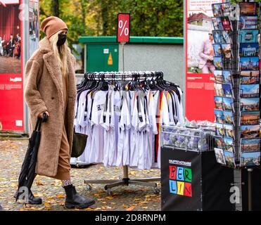 Berlin, Deutschland. Oktober 2020. Heidi Klum schaut sich einen Souvenirladen in der Nähe des Reichstags an. Quelle: dpa/Alamy Live News Stockfoto