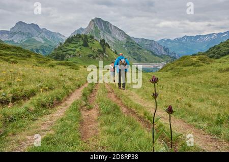 Wandern durch die Berge in Vorarlberg, Österreich. Wandern durch eine einsame Berglandschaft in Vorarlberg, Österreich. Stockfoto