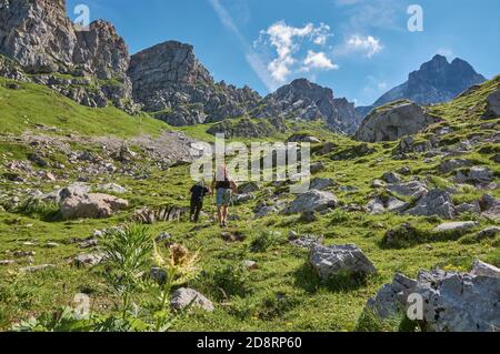 Wandern durch die Berge in Vorarlberg, Österreich. Wandern durch eine einsame Berglandschaft in Vorarlberg, Österreich. Stockfoto