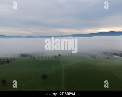 Panorama neblige Landschaft mit Bergen am Morgen Stockfoto