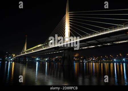 Langzeitbelichtung Fotografie von Haliç Metro Bridge in İstanbul, Türkei. Die Lichter der Brücke leuchten auf das Marmarameer. Stockfoto