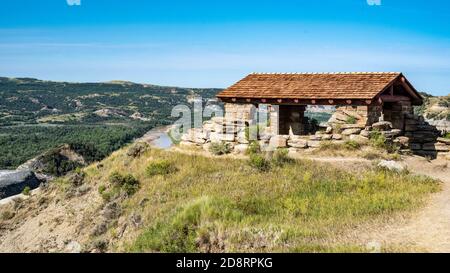 Shelter in Riverbend überblicken den Little Missouri River in Theodore Roosevelt National Park Stockfoto