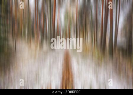 Ein psychedelischer Hintergrund basierend auf einem verschwommenen Landschaftsbild. Hochwertige Fotos Stockfoto