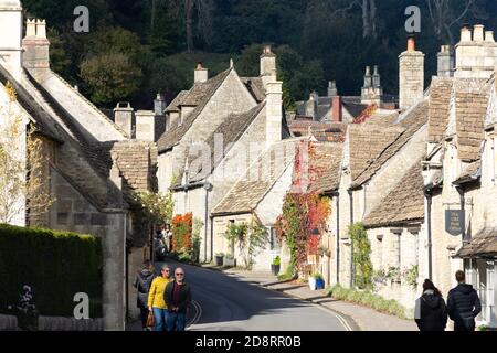 Blick auf Dorf im Herbst, The St, Castle Combe, Wiltshire, England, Vereinigtes Königreich Stockfoto