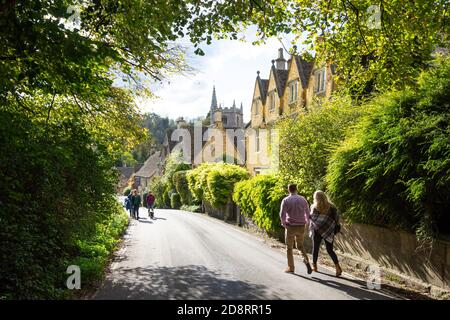 Blick auf Dorf, The St, Castle Combe, Wiltshire, England, Großbritannien Stockfoto