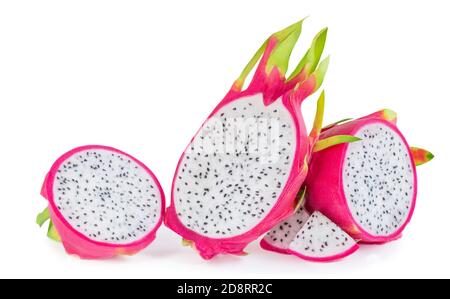 Rote Drachenfrucht oder Pitaya isoliert auf weißem Hintergrund. Dragon Summer tropische Früchte, in Scheiben geschnitten mit Stücken aus nächster Nähe Stockfoto