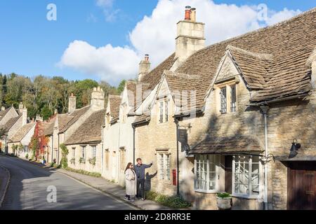 Blick auf Dorf im Herbst, The St, Castle Combe, Wiltshire, England, Vereinigtes Königreich Stockfoto