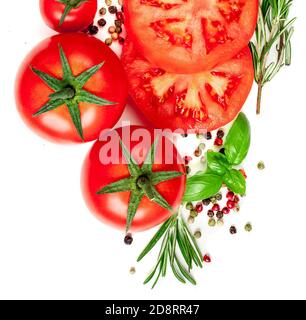 Kreatives Layout aus Tomaten, Kräutern und Gewürzen. Rote Tomaten und Basilikumblätter isoliert auf weißem Hintergrund. Flach liegend. Draufsicht Stockfoto