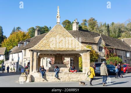 Market Cross, Market Square, Castle Combe, Wiltshire, England, Großbritannien Stockfoto