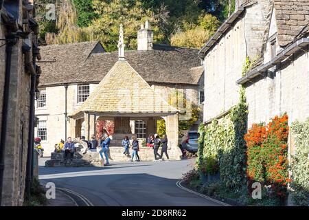 Market Square von der St, Castle Combe, Wiltshire, England, Großbritannien Stockfoto