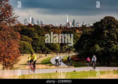 Radfahren im Richmond Park mit einer Kulisse der Stadt Von London Stockfoto