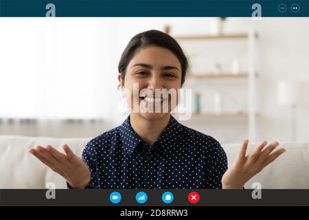 Kopf erschossen Porträt Bildschirm Ansicht lächelnd indisch Frau Lehrer erklären Stockfoto