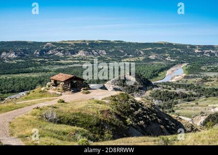 Shelter in Riverbend überblicken den Little Missouri River in Theodore Roosevelt National Park Stockfoto