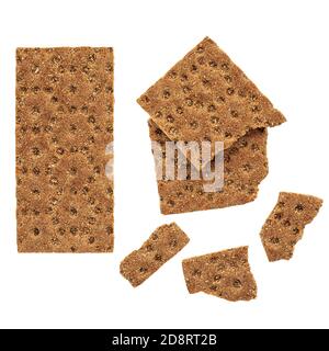 Kreatives Layout aus Roggen knusprigen Cracker. Vollkorncracker oder flaches Brot isoliert auf weißem Hintergrund. Draufsicht Stockfoto