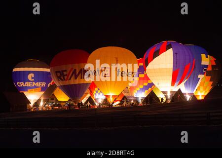 Filzmoos, Salzburger Land/Österreich - 01 12 2014: Mehrere Heißluftballons leuchten nachts während der "Nacht der Ballone" Stockfoto